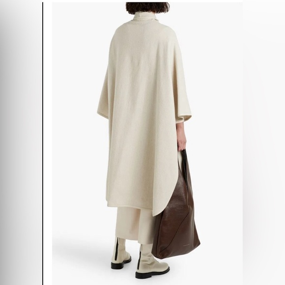 Nili Lotan Cape Elegant Cool - wool, alpaca, lambskin trim, cowhide buttons - Picture 3 of 13